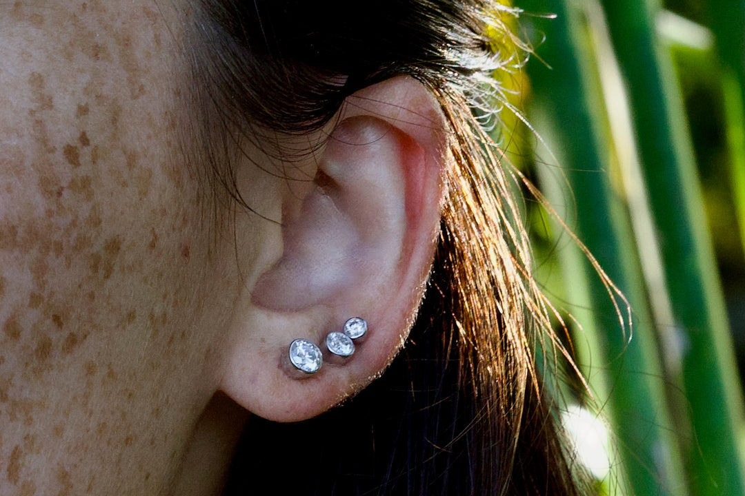 Flat Flower Back Threaded Solitaire Stud Earring (Single Piece)