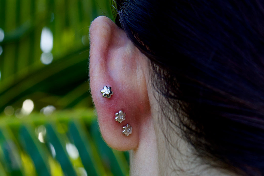 Flat Flower Back Threaded Solitaire Stud Earring (Single Piece)